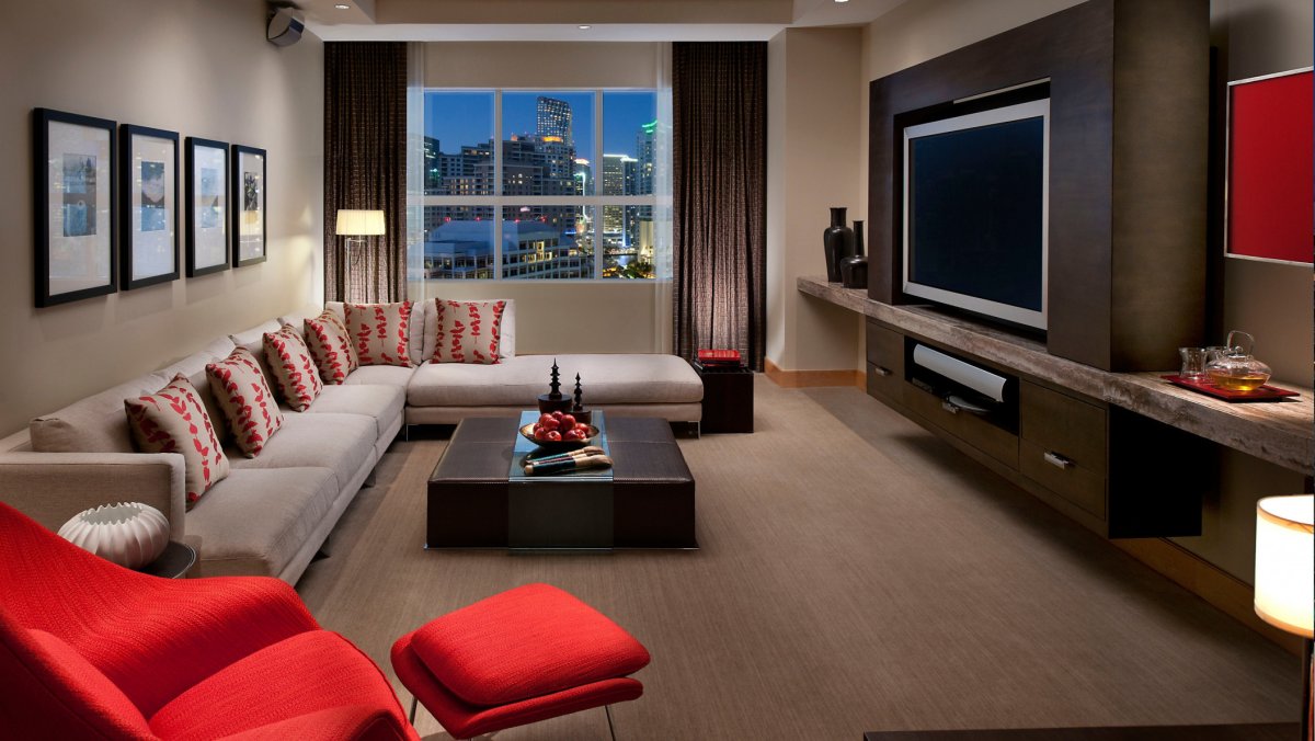 Гостиная с коричневым диваном