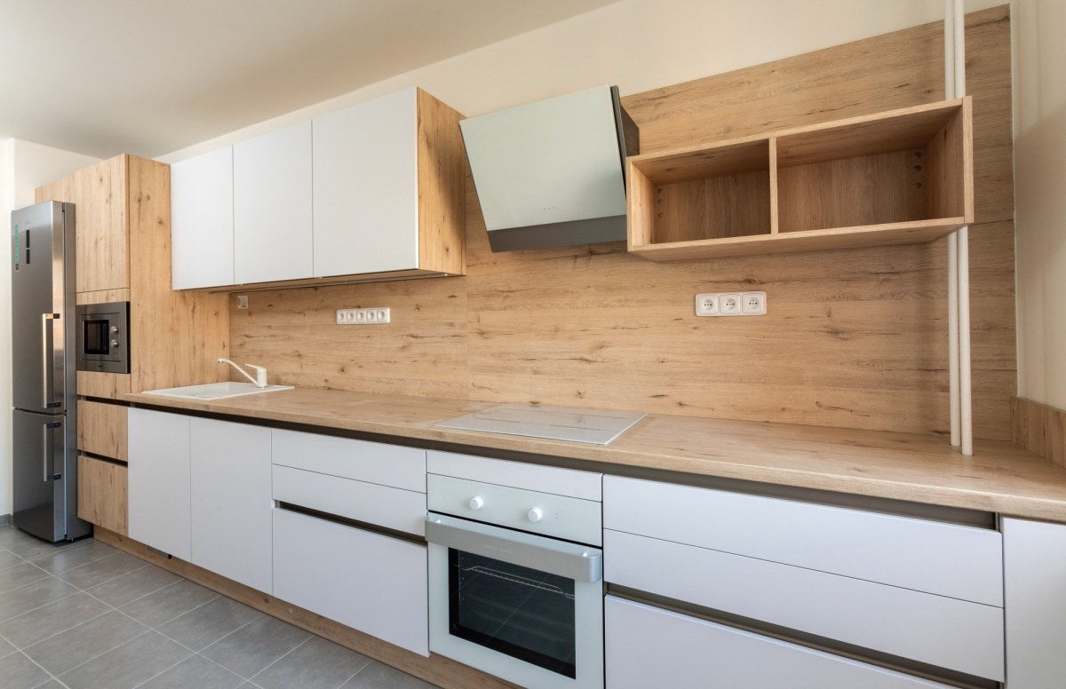 Двухуровневая кухня белая с деревом