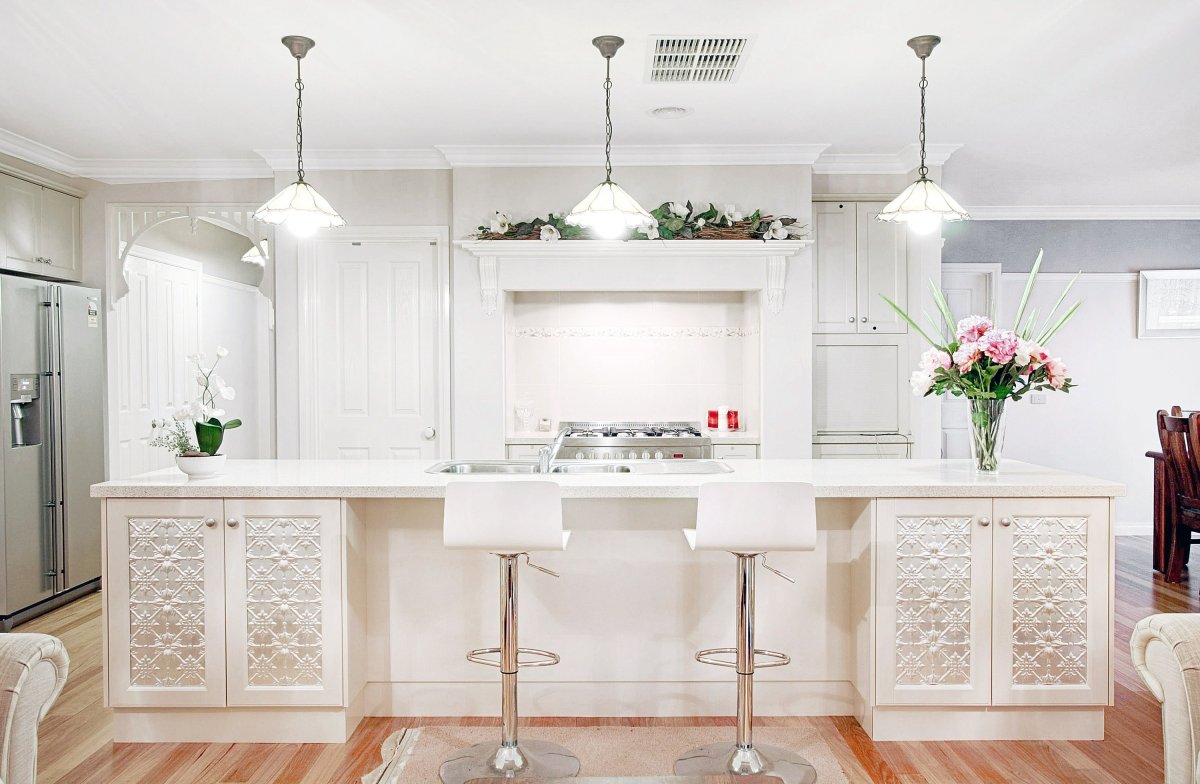 Обои для кухни с белой мебелью
