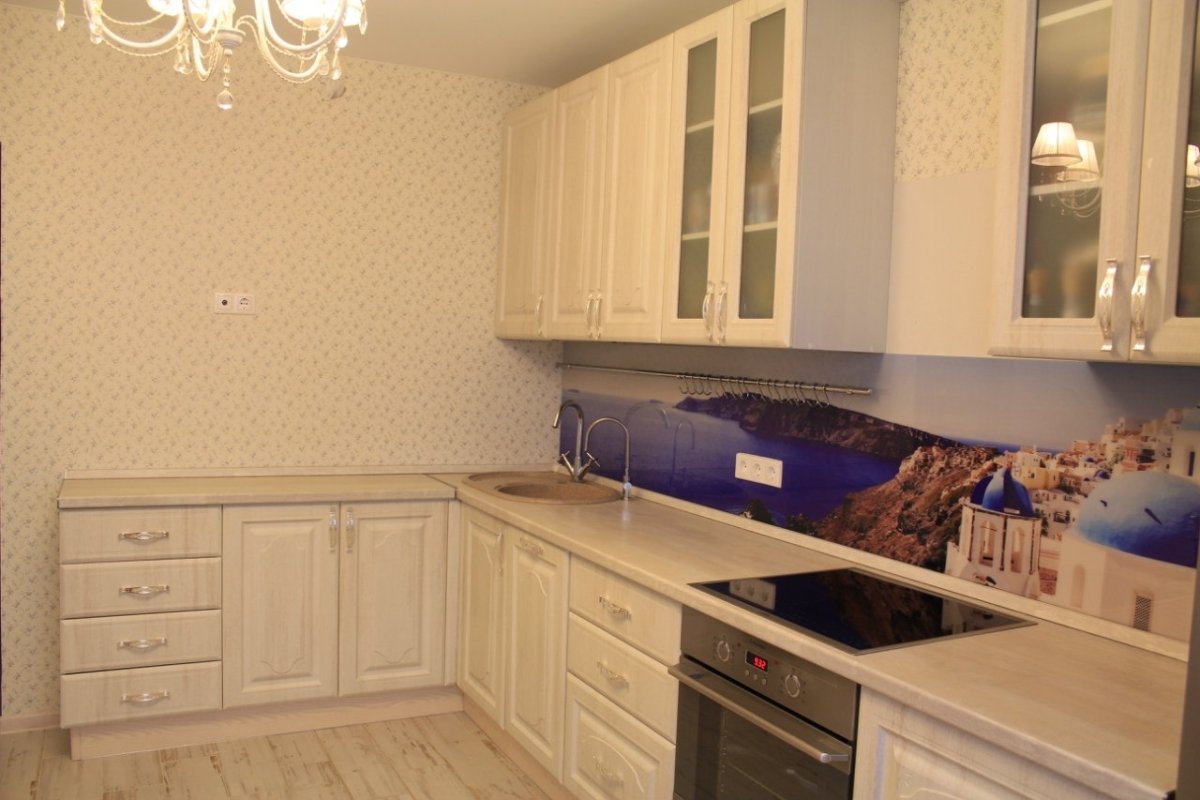 Кухня с комбинированными фасадами