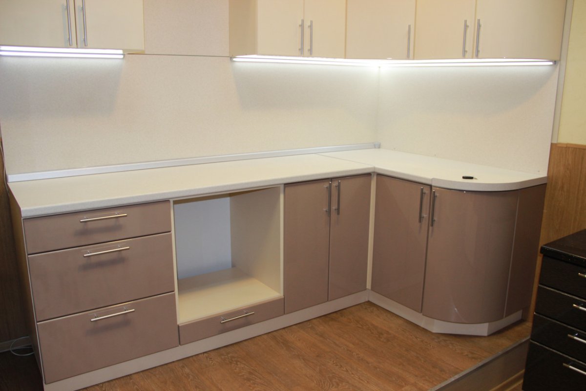 Бежевая кухня с фрезеровкой