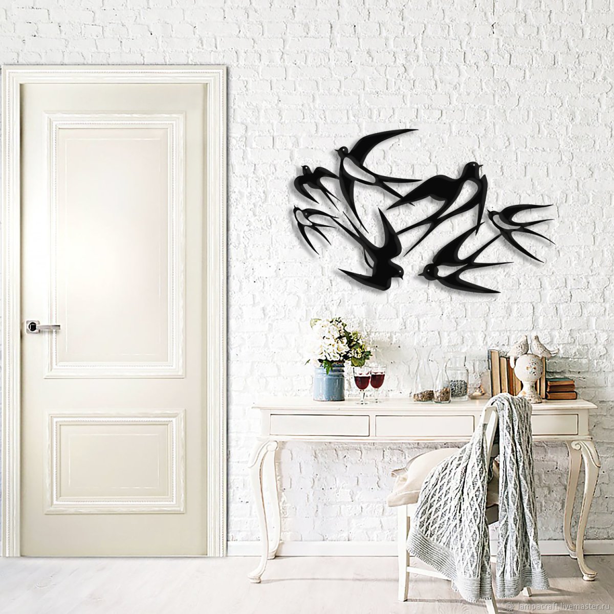 Птица серебристая настенная