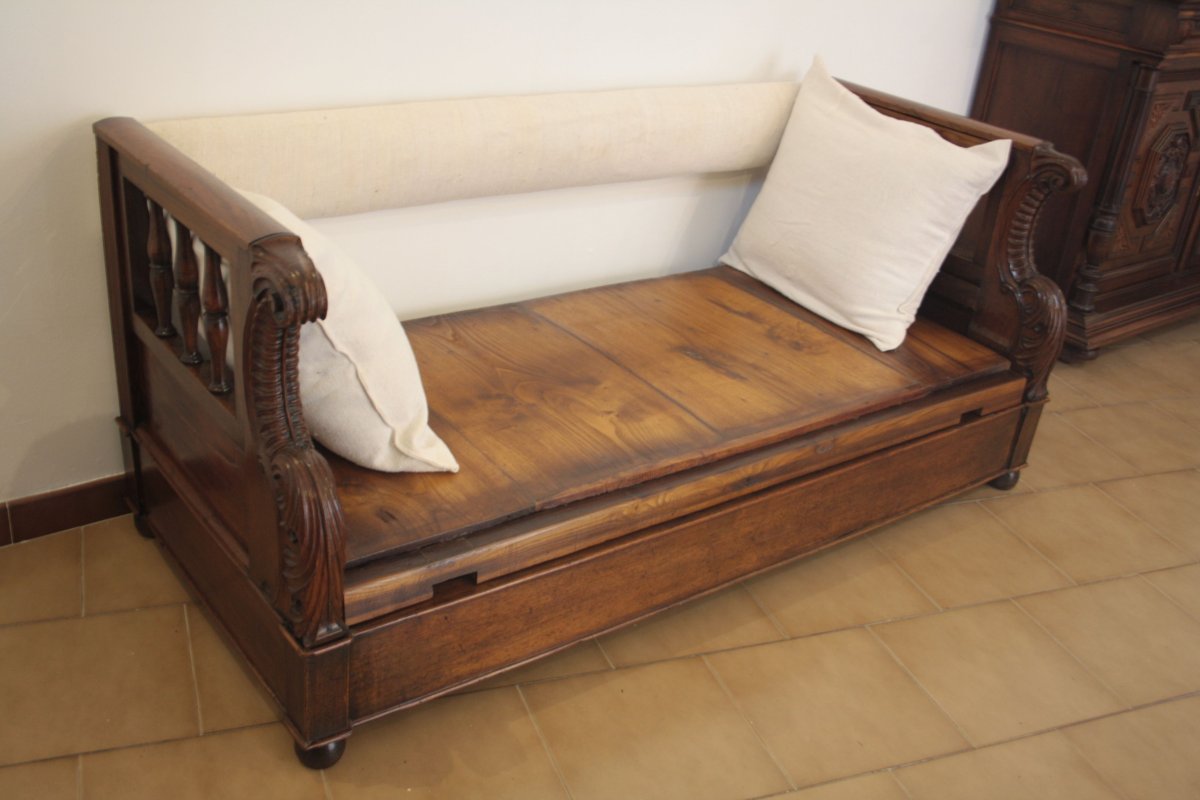 Диван с деревянным низом