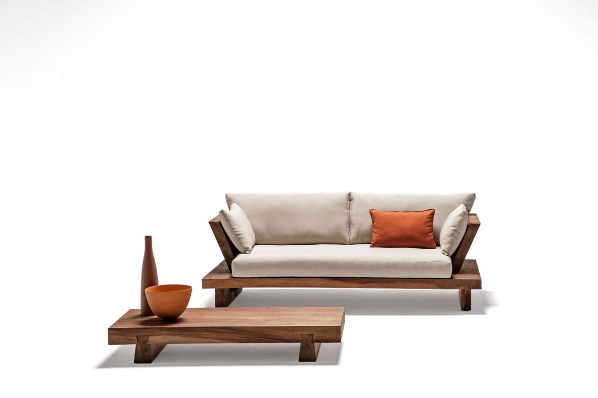 Деревянный диван с подушками