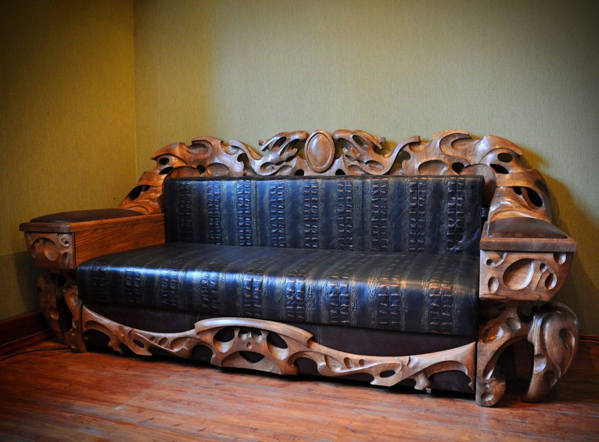 Резной диван