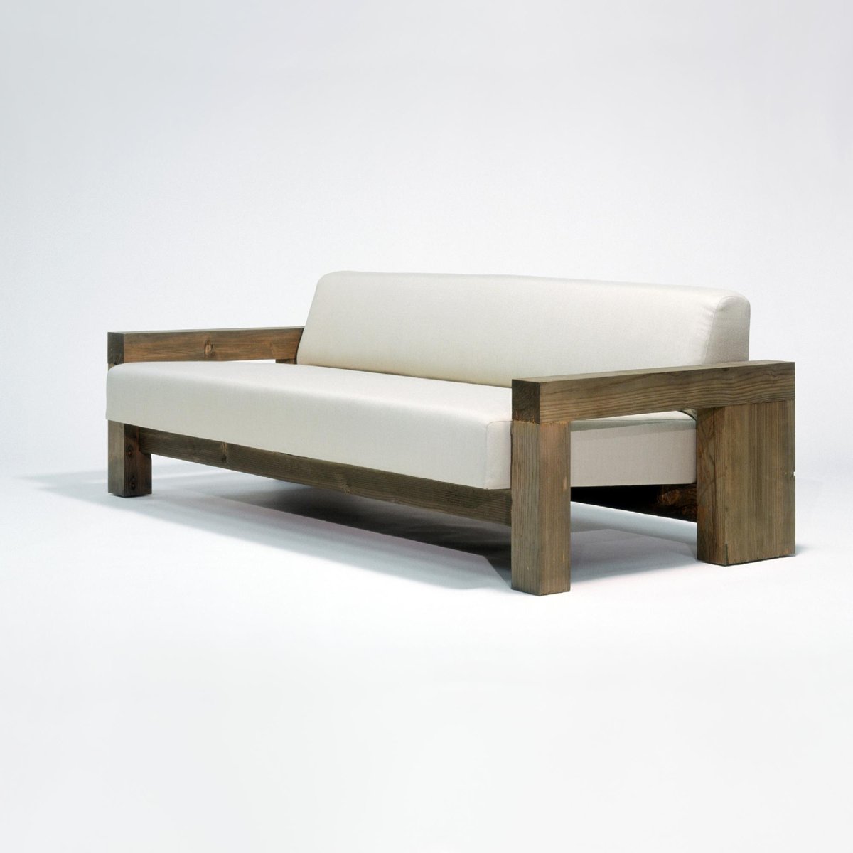 Диван на деревянной основе