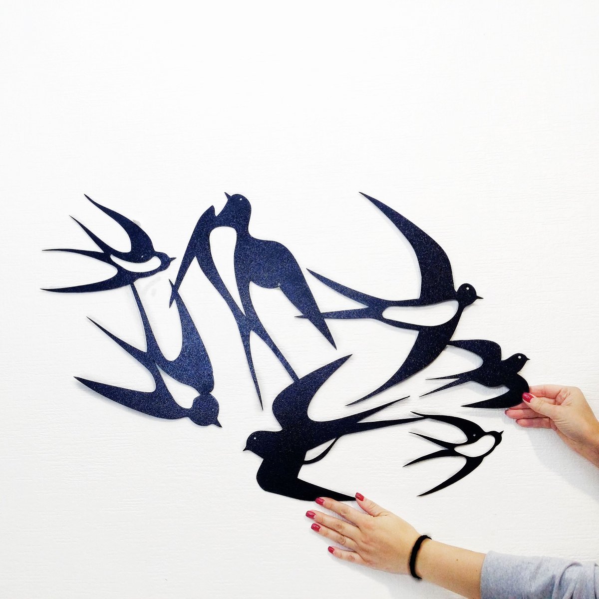 Ласточки на стене