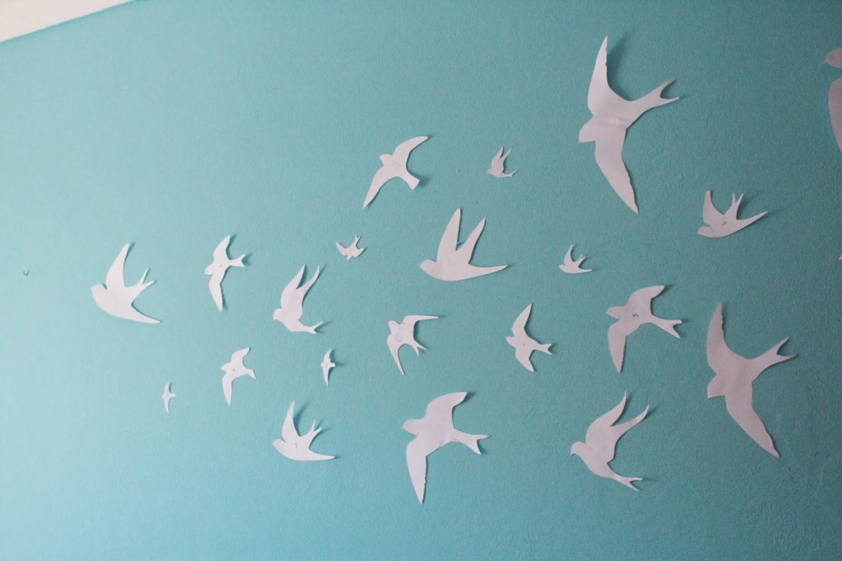 Ласточки декор на стене