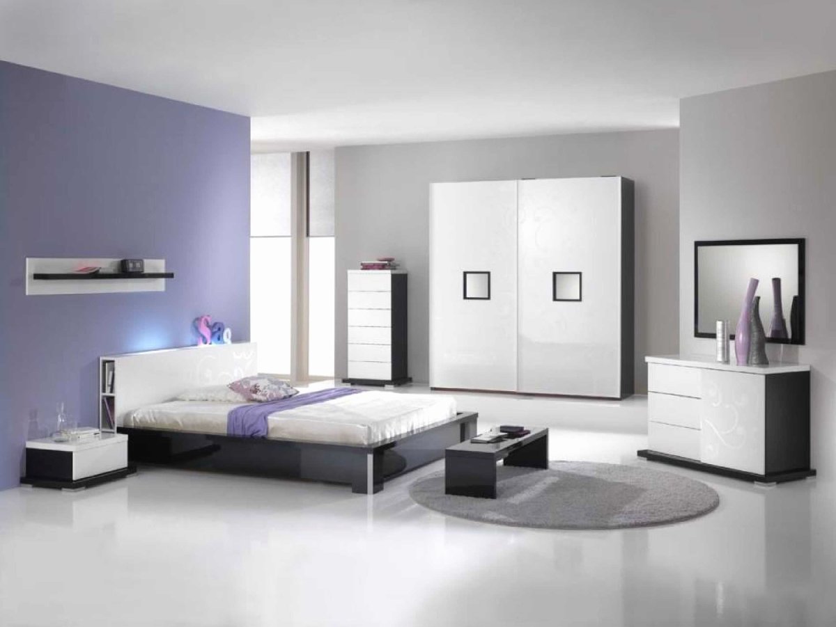 Современная спальня с белой мебелью