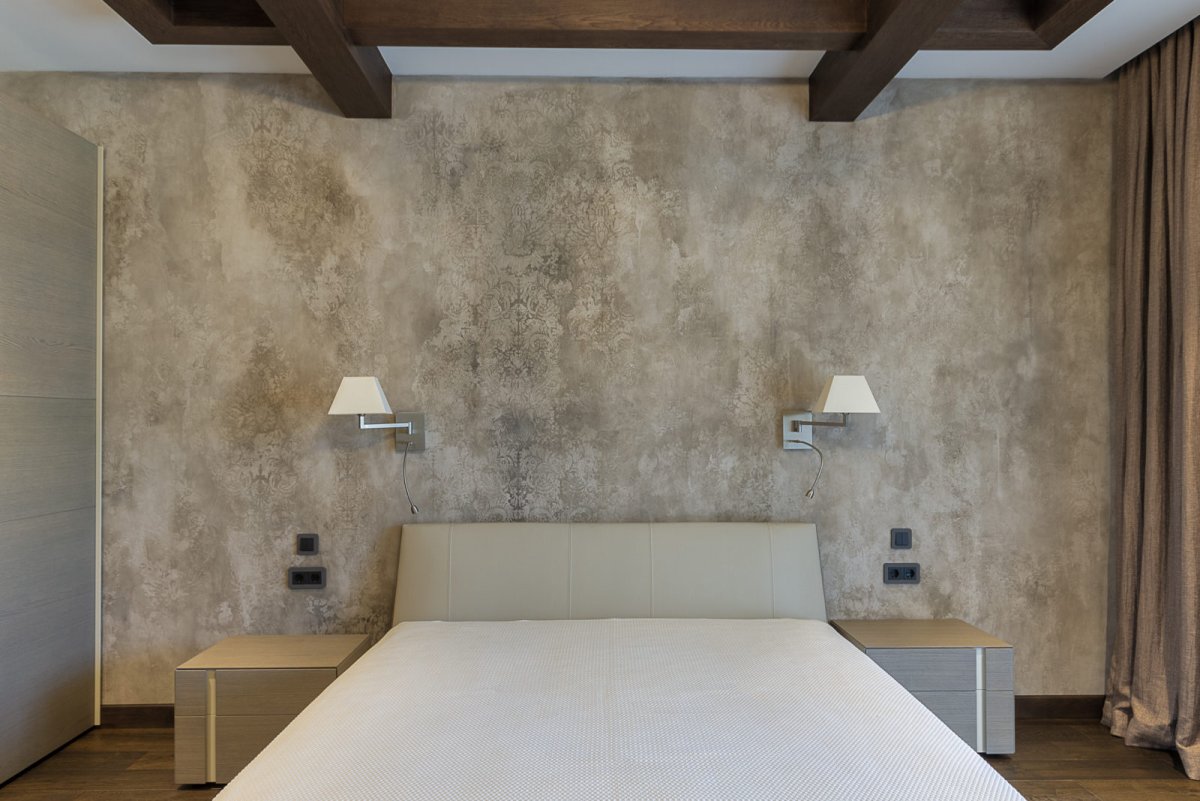 Фактурная штукатурка короед в коридоре