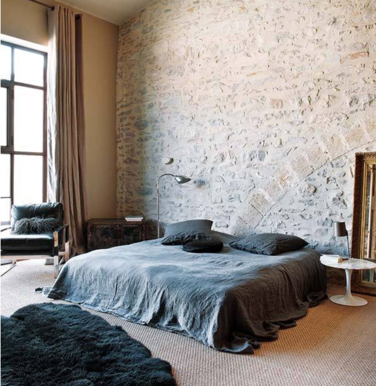 Фотообои в интерьере гостиной за диваном