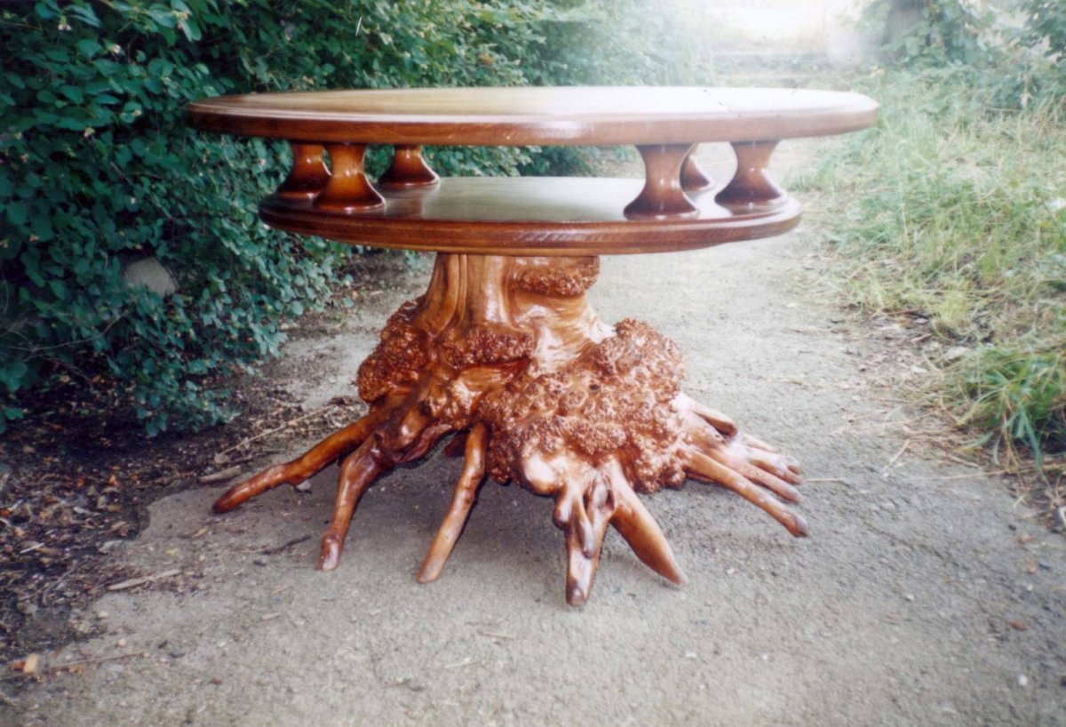 Стол из пня с корнями