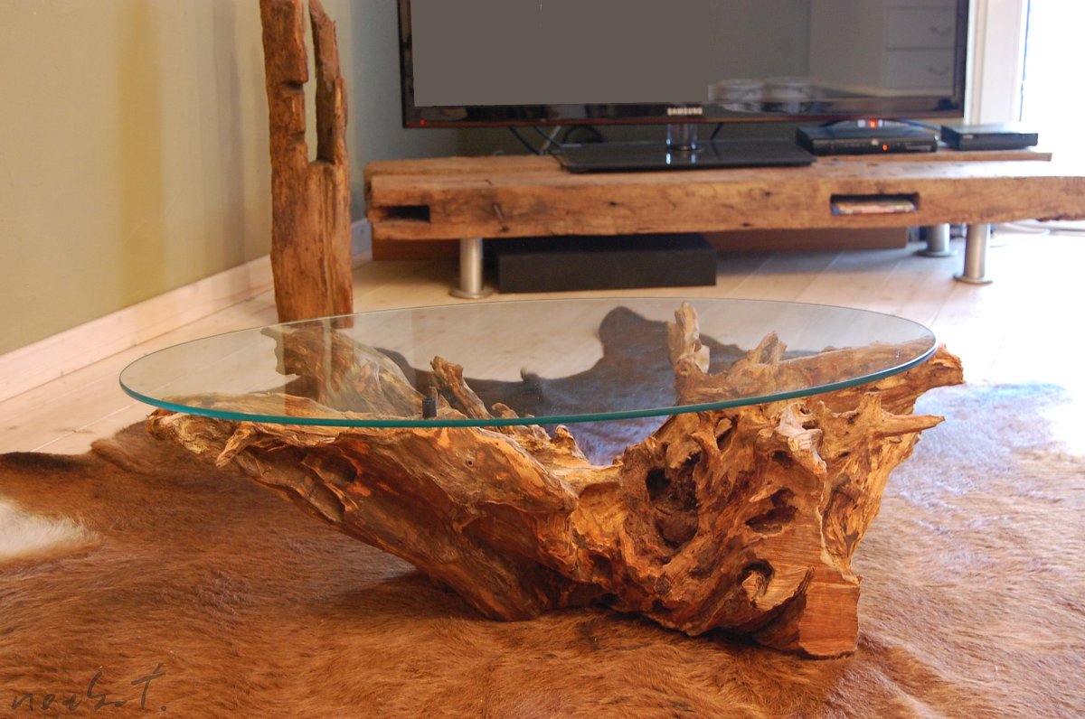 Стол из ствола дерева