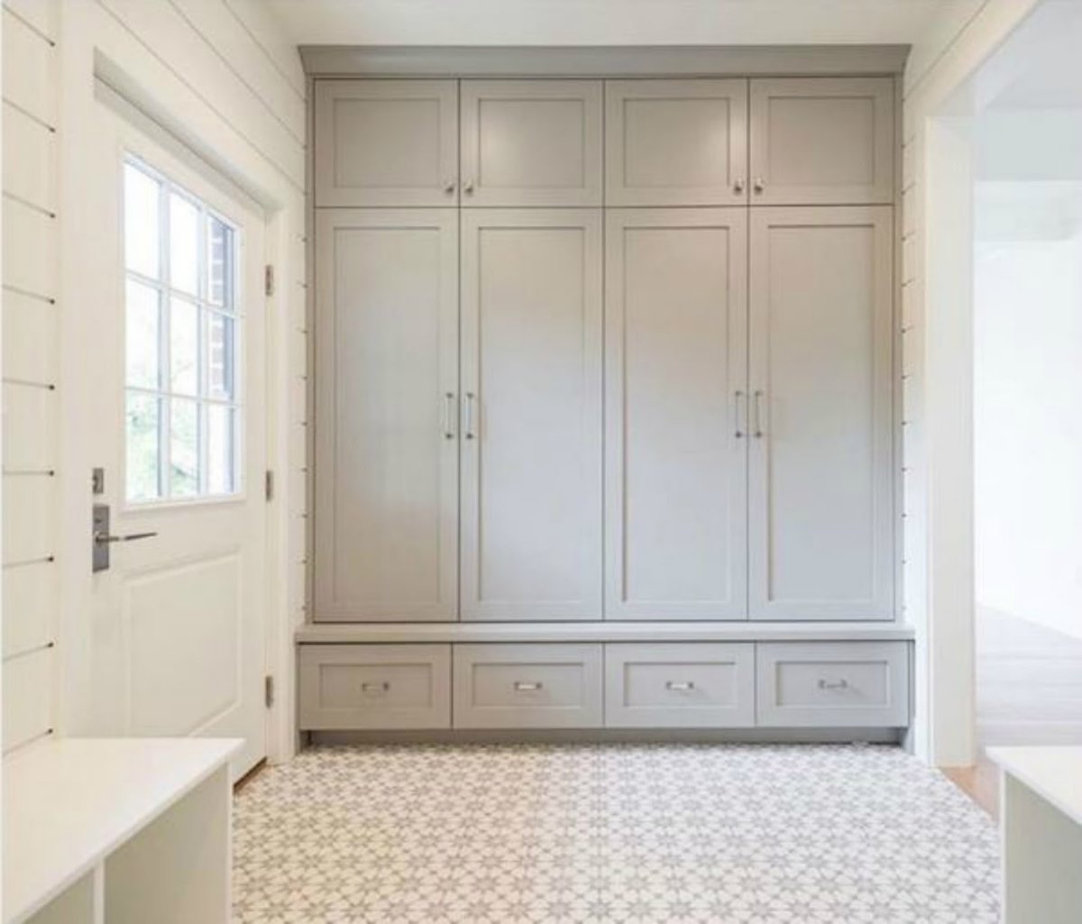 Шкаф в прихожую с распашными дверями
