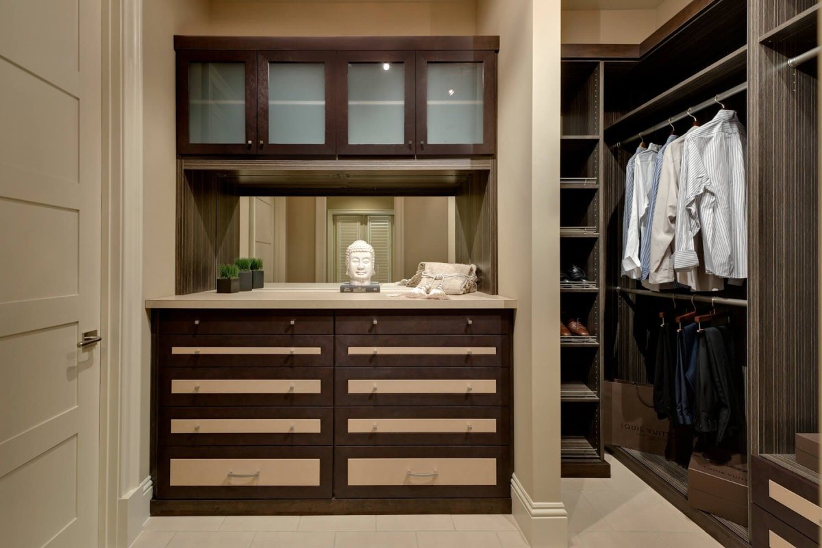 Встроенная гардеробная в прихожей