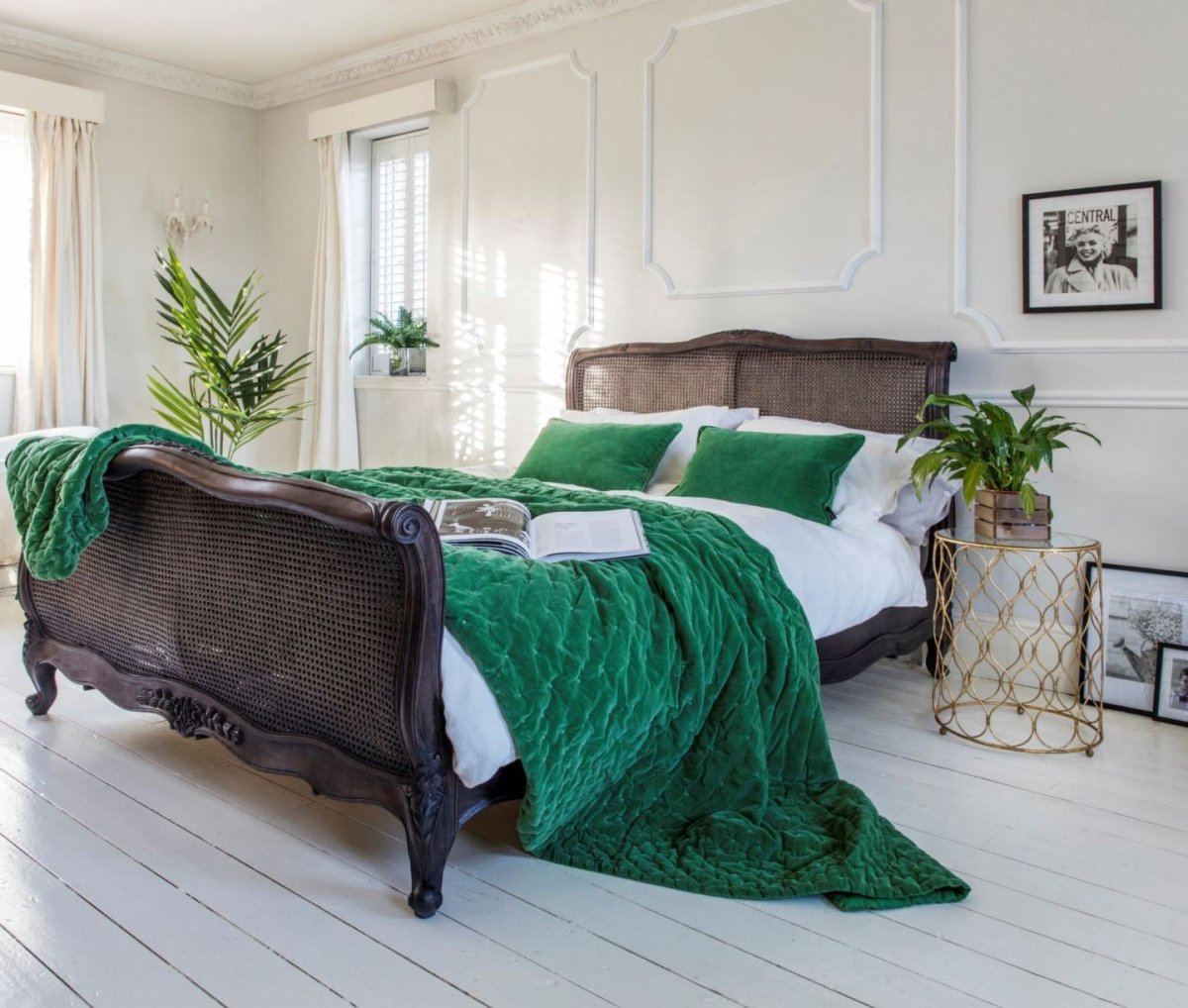 Бело зеленая спальня с бра