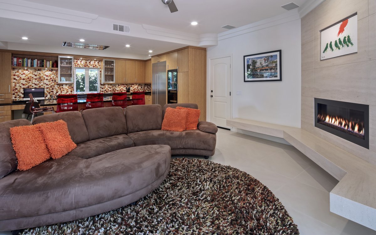 Гостиная с большим диваном