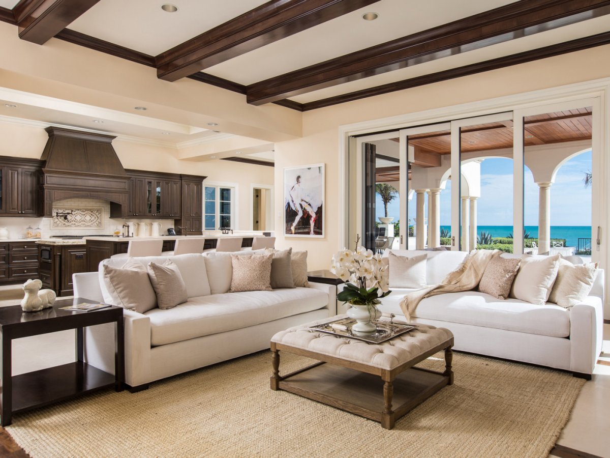 Гостиная с двумя диванами