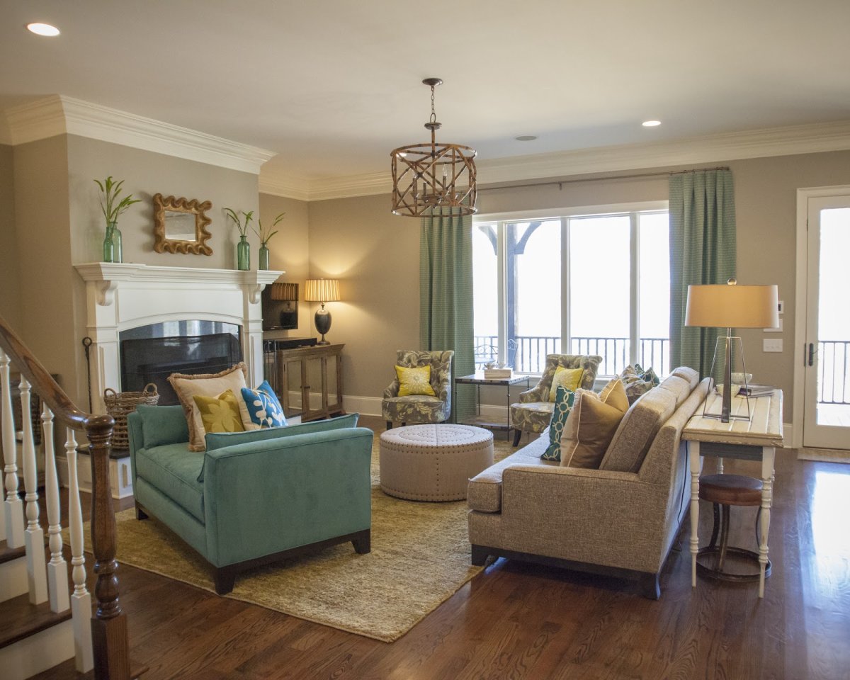 Гостиная диван посередине комнаты