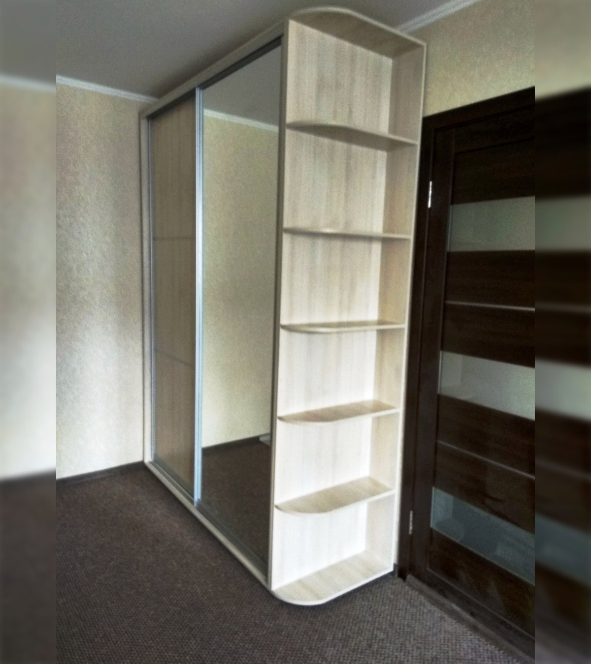 Шкаф с полками сбоку