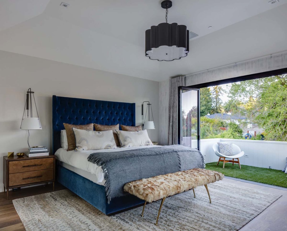 Кровати с голубым бархатным подголовником