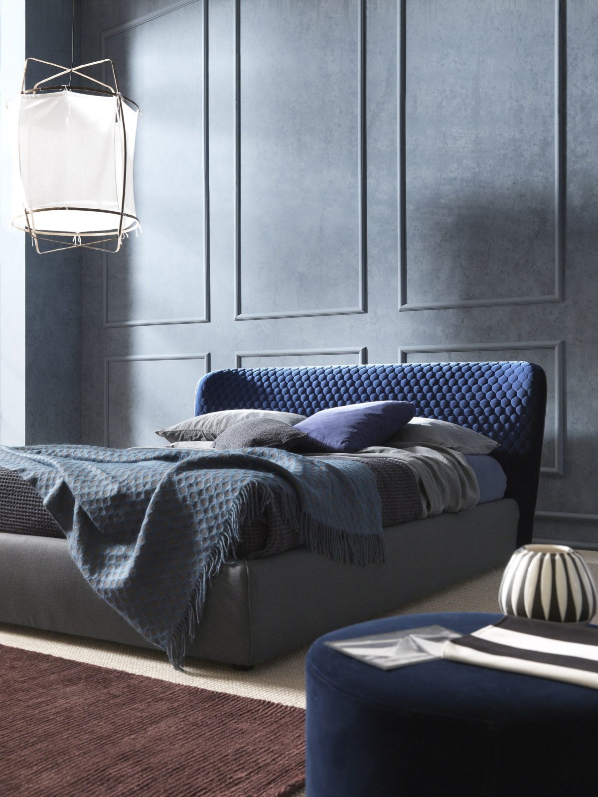 Темно синяя кровать