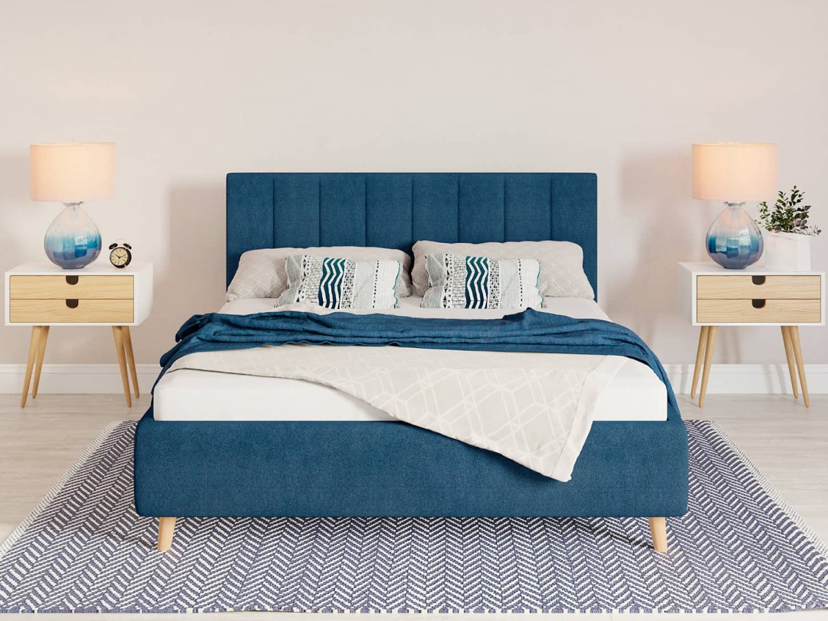 Синяя бархатная кровать