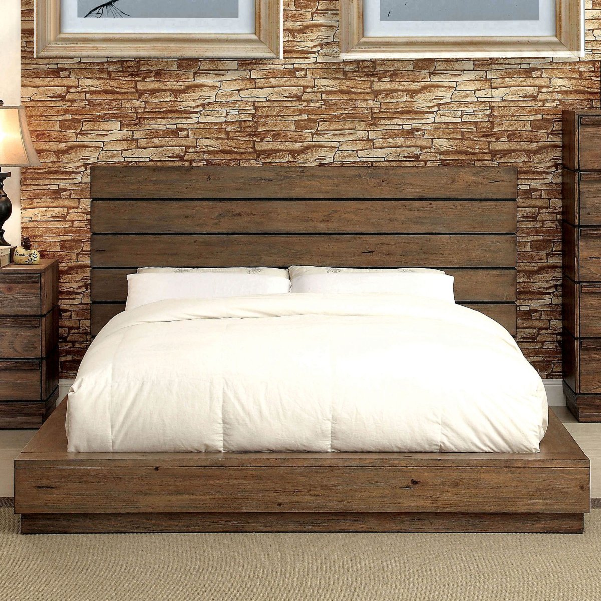 Кровать с деревянным изголовьем