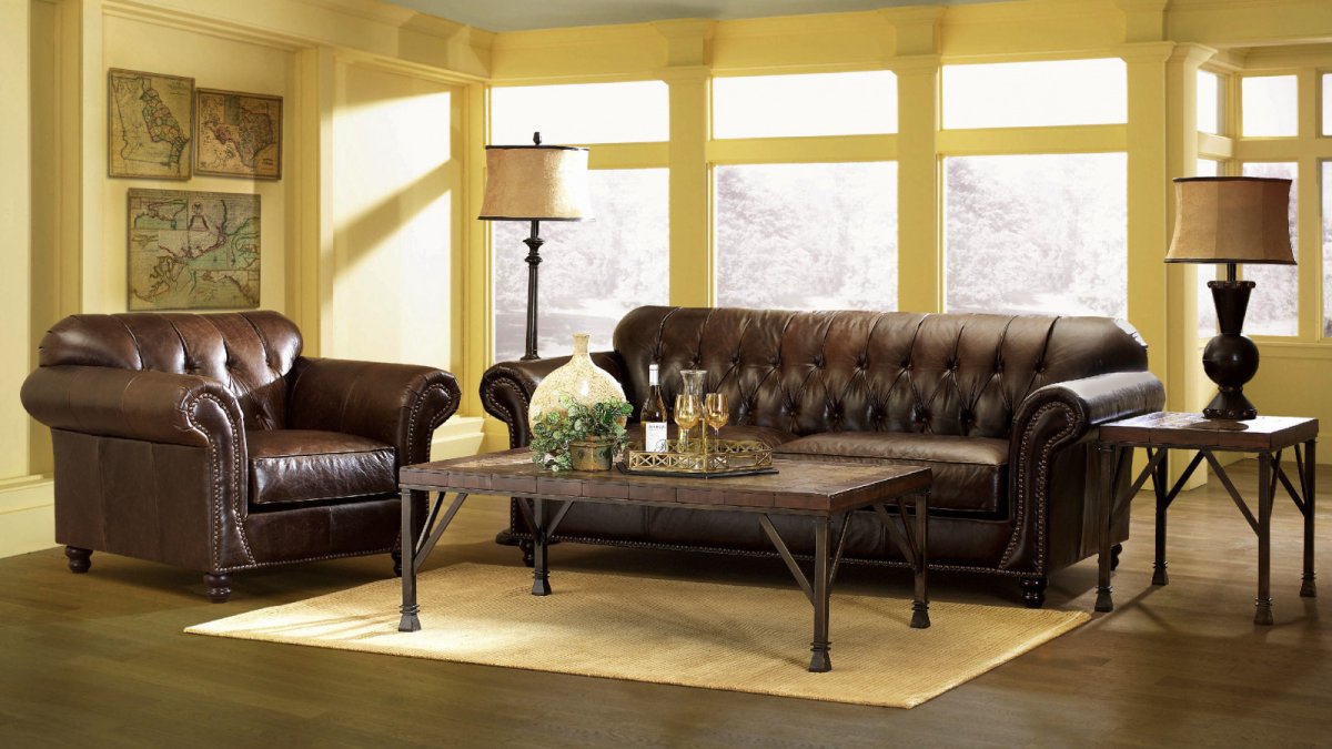 Коричневый кожаный диван в интерьере гостиной