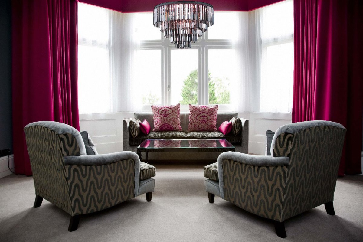 Кресло в интерьере гостиной