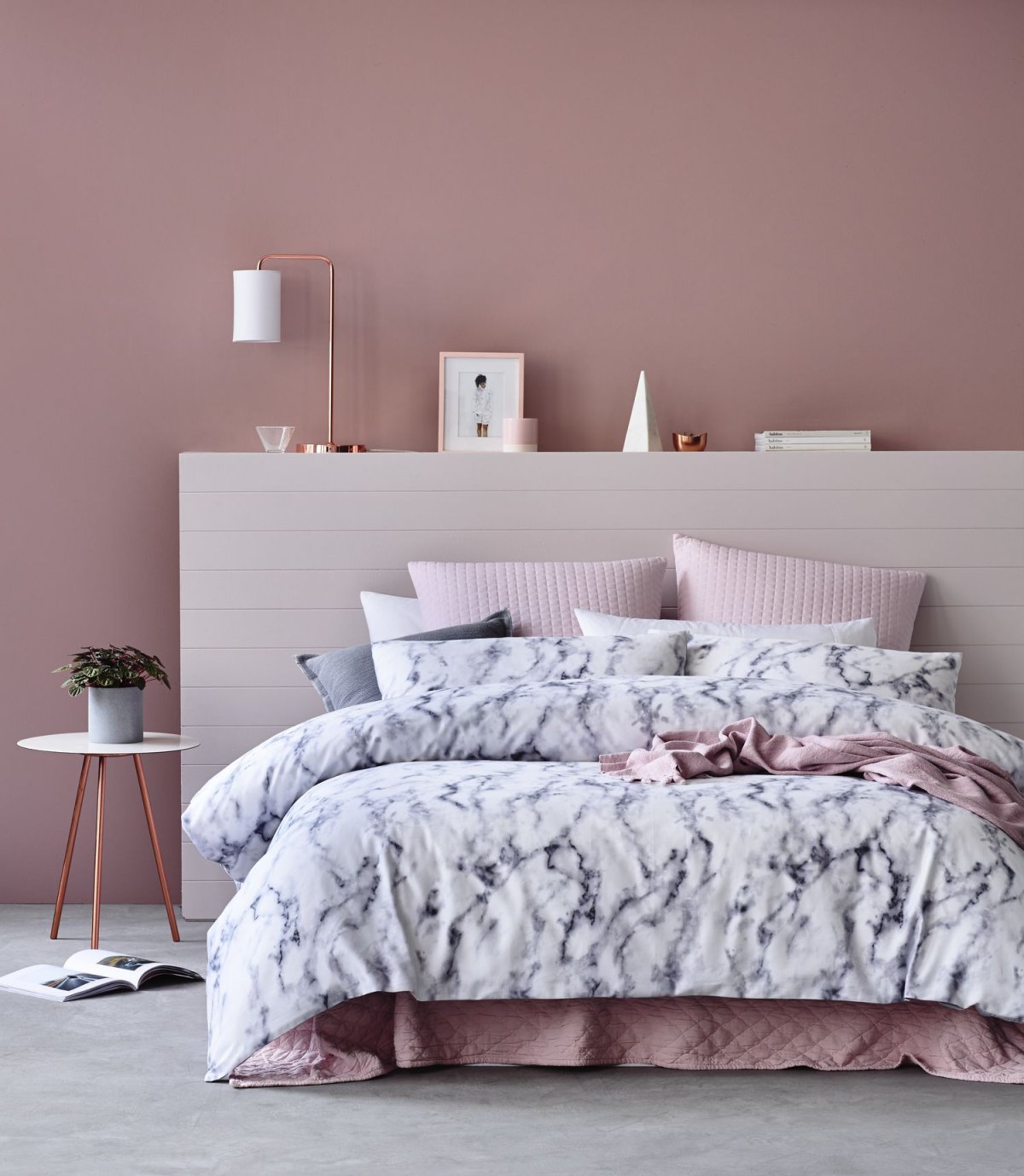 Розово серая спальня