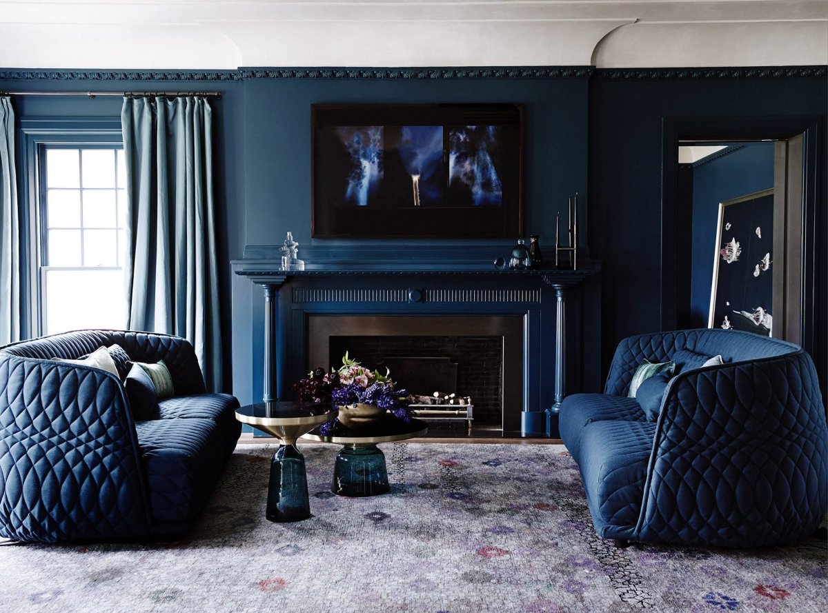 Синий цвет в интерьере гостиной