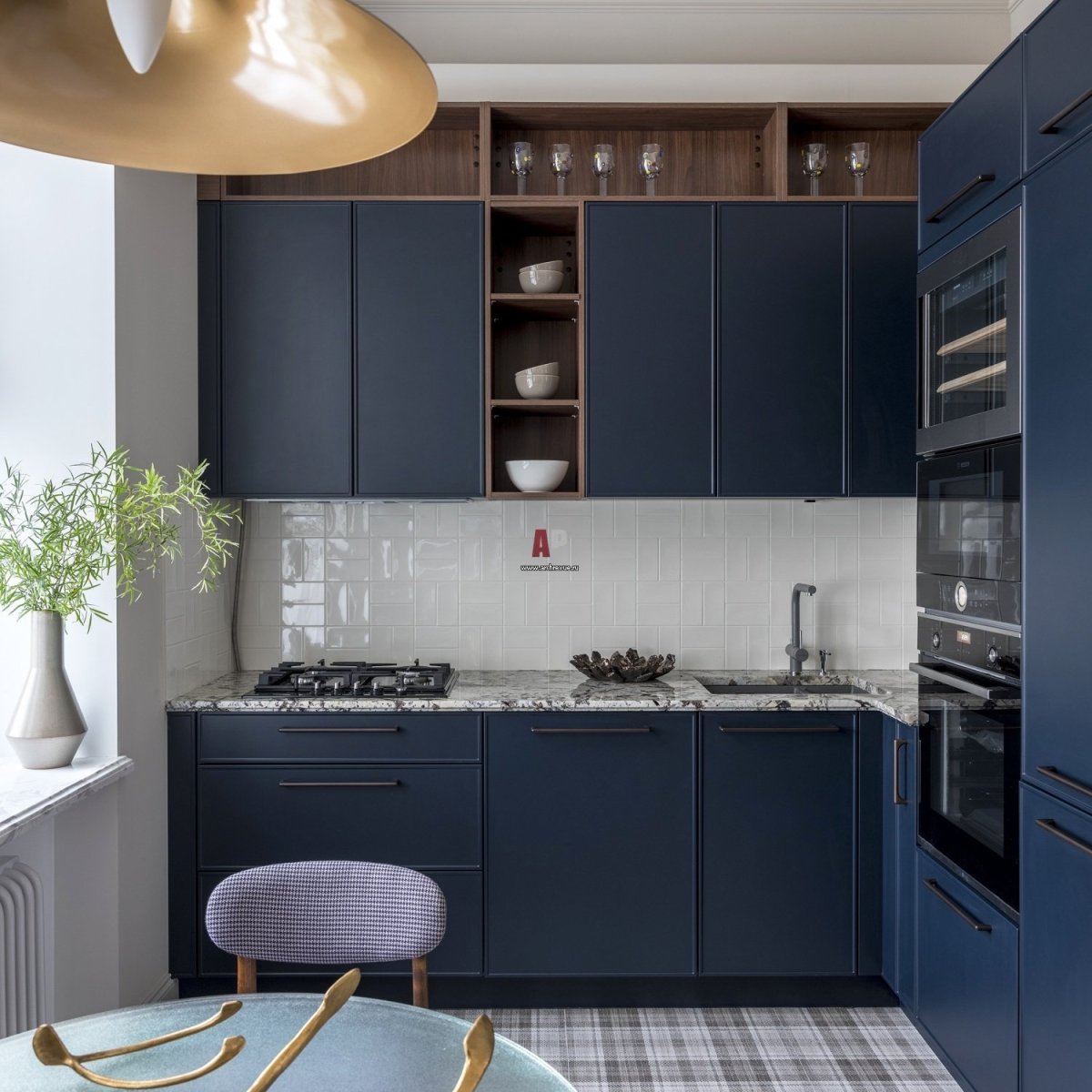 Диван цвета индиго