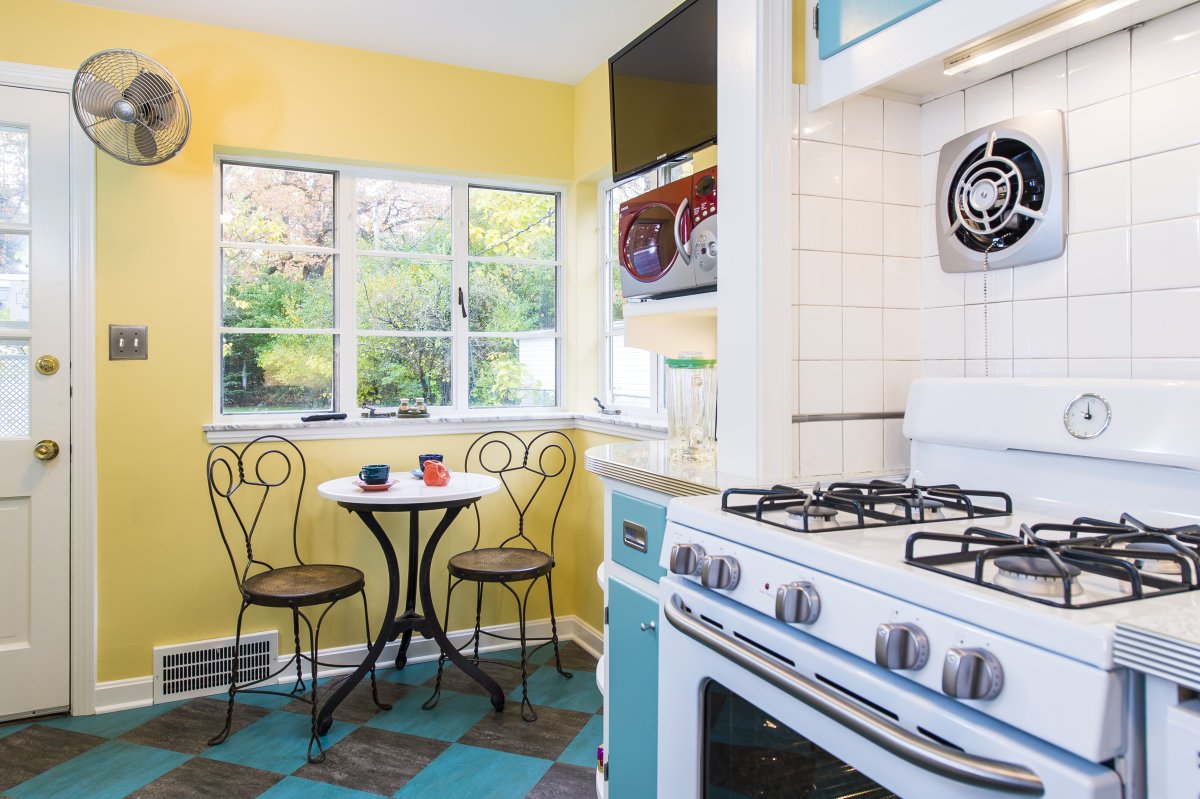 Кухня ретро стиль с оранжевой люстрой