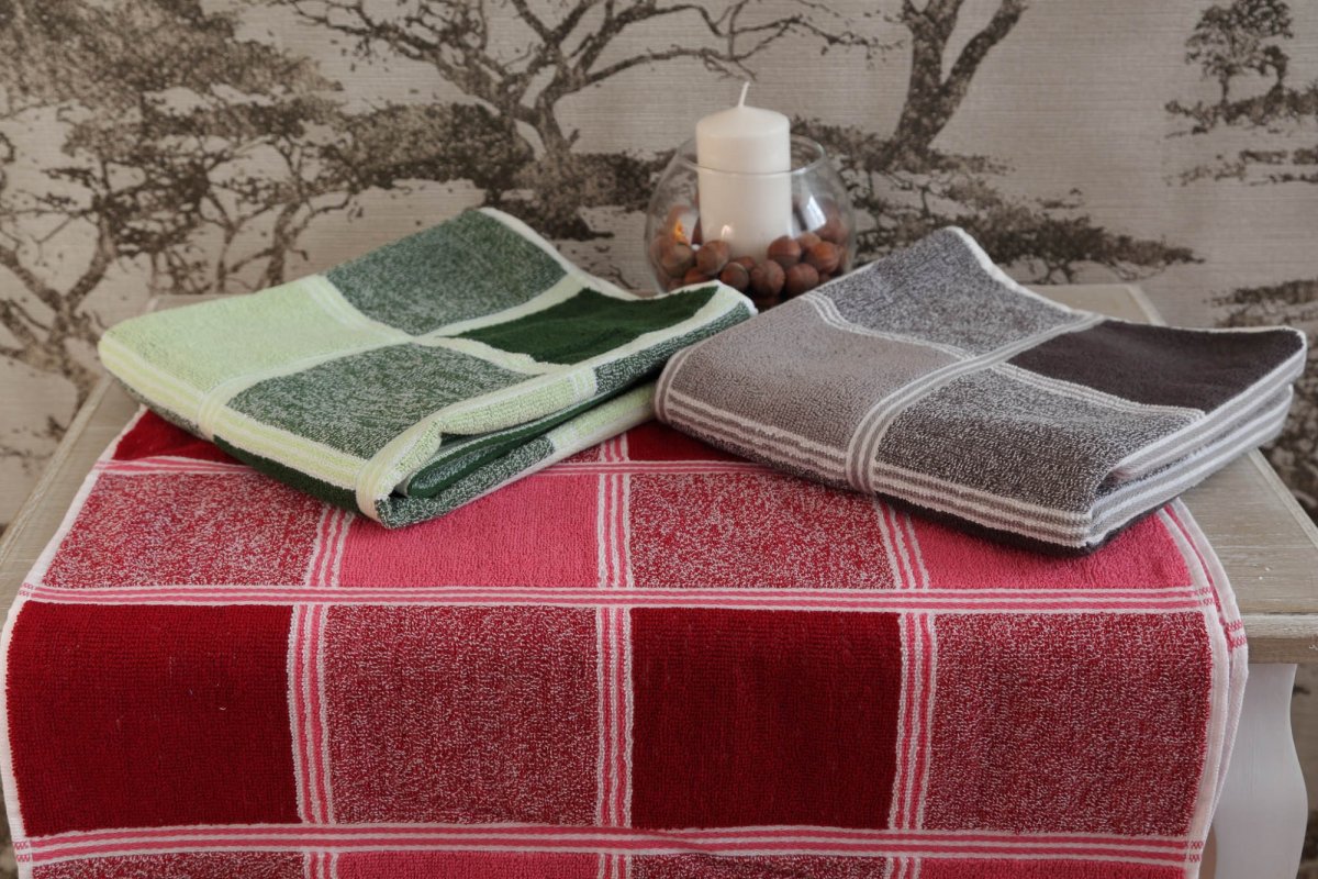 Кухонное полотенце на кухне висит