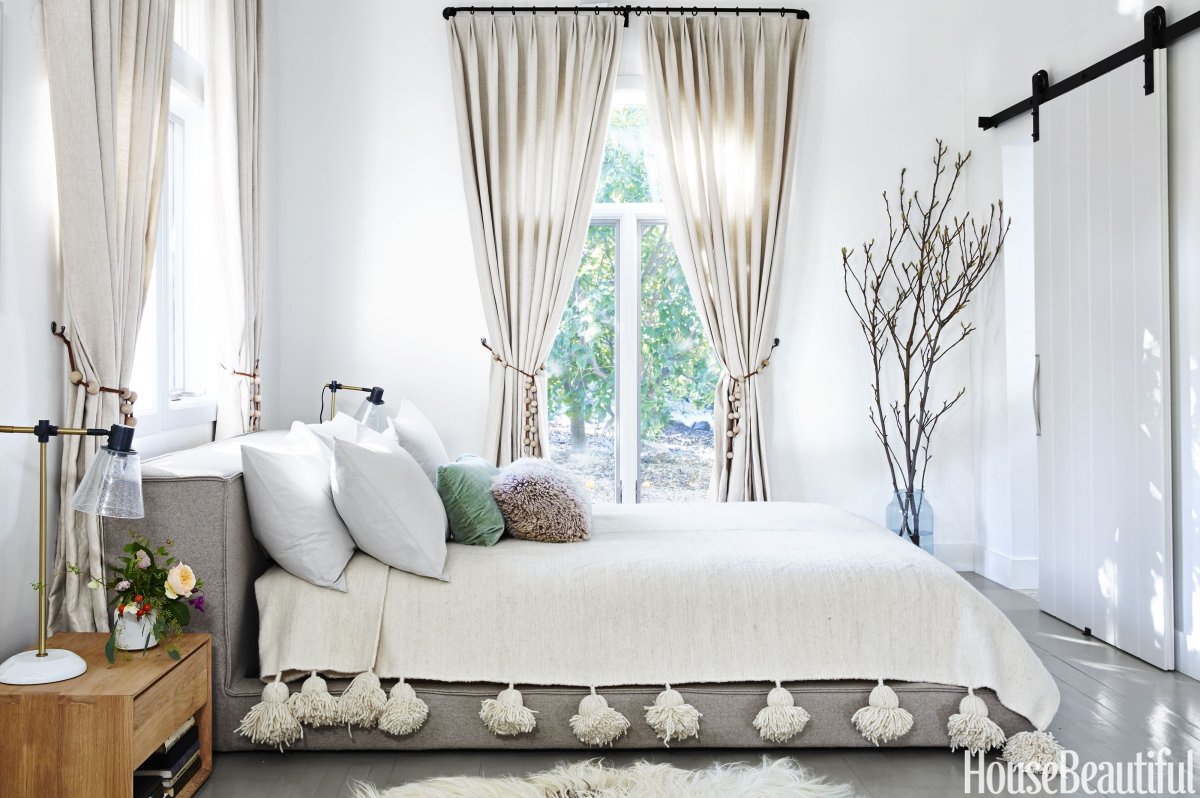 Бордовые шторы в интерьере