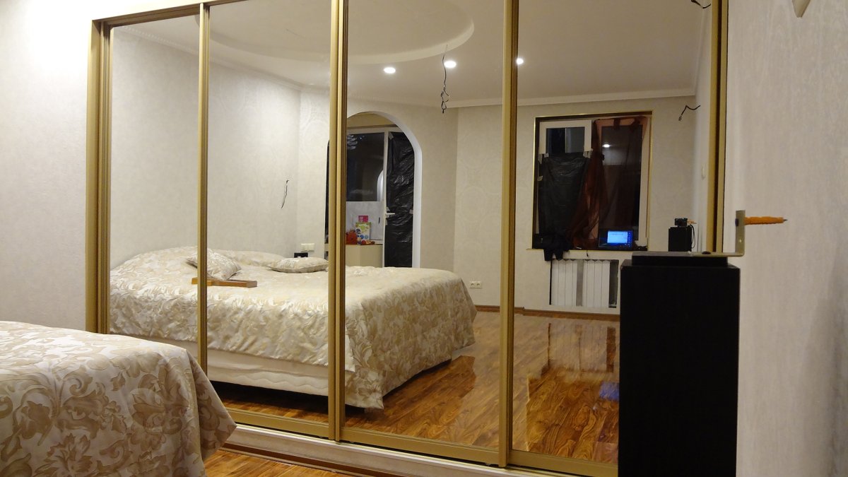 Большой зеркальный шкаф купе