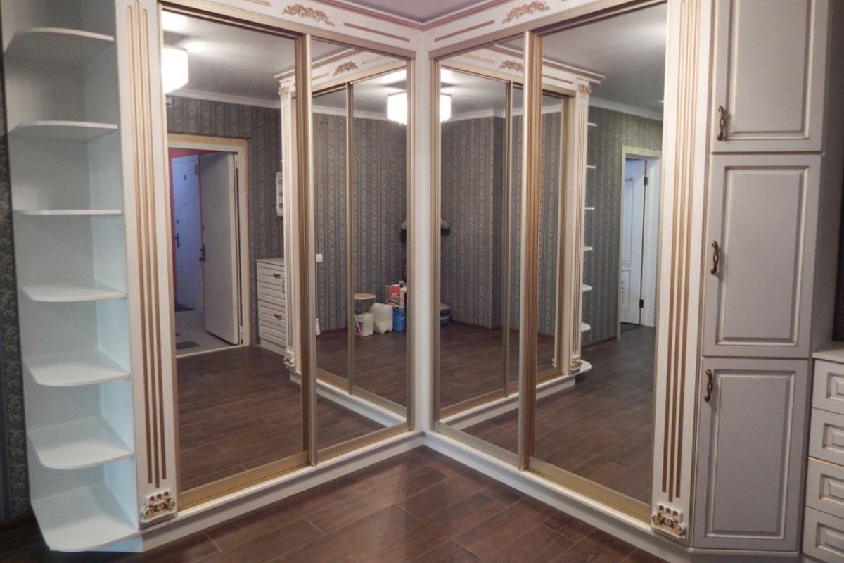 Зеркальный шкаф купе во всю стену