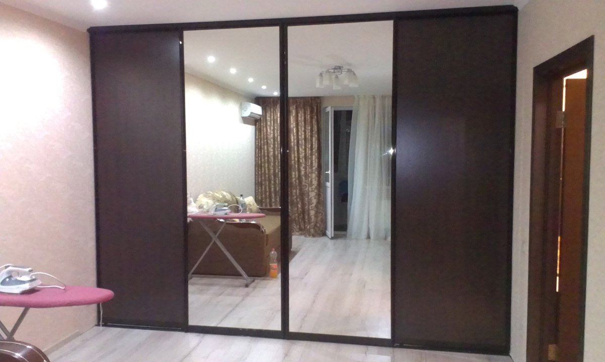 Шкаф купе с черным профилем