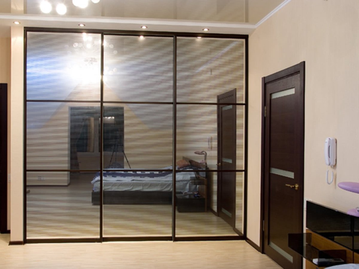 Шкаф купе с зеркалом