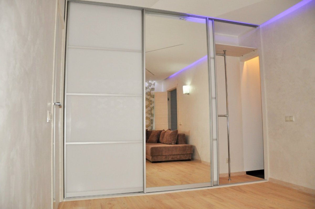 Шкафы-купе в гостиную с зеркальными дверями