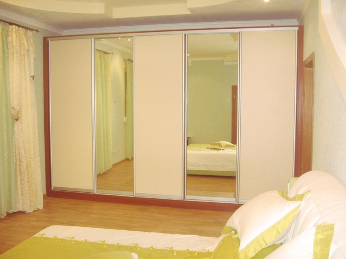 Встроенный шкаф купе в зал