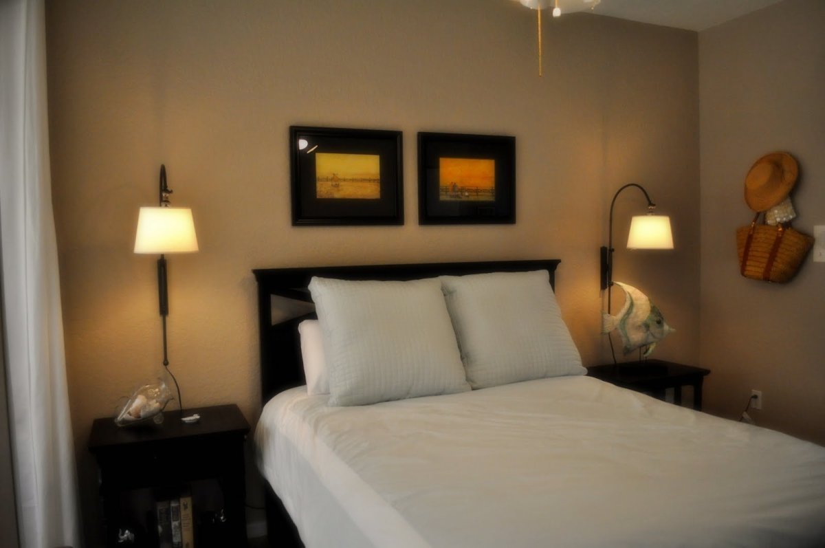 Светильники над изголовьем кровати