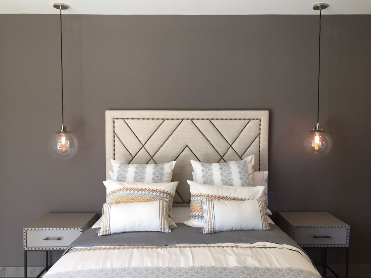 Бра возле кровати в спальне