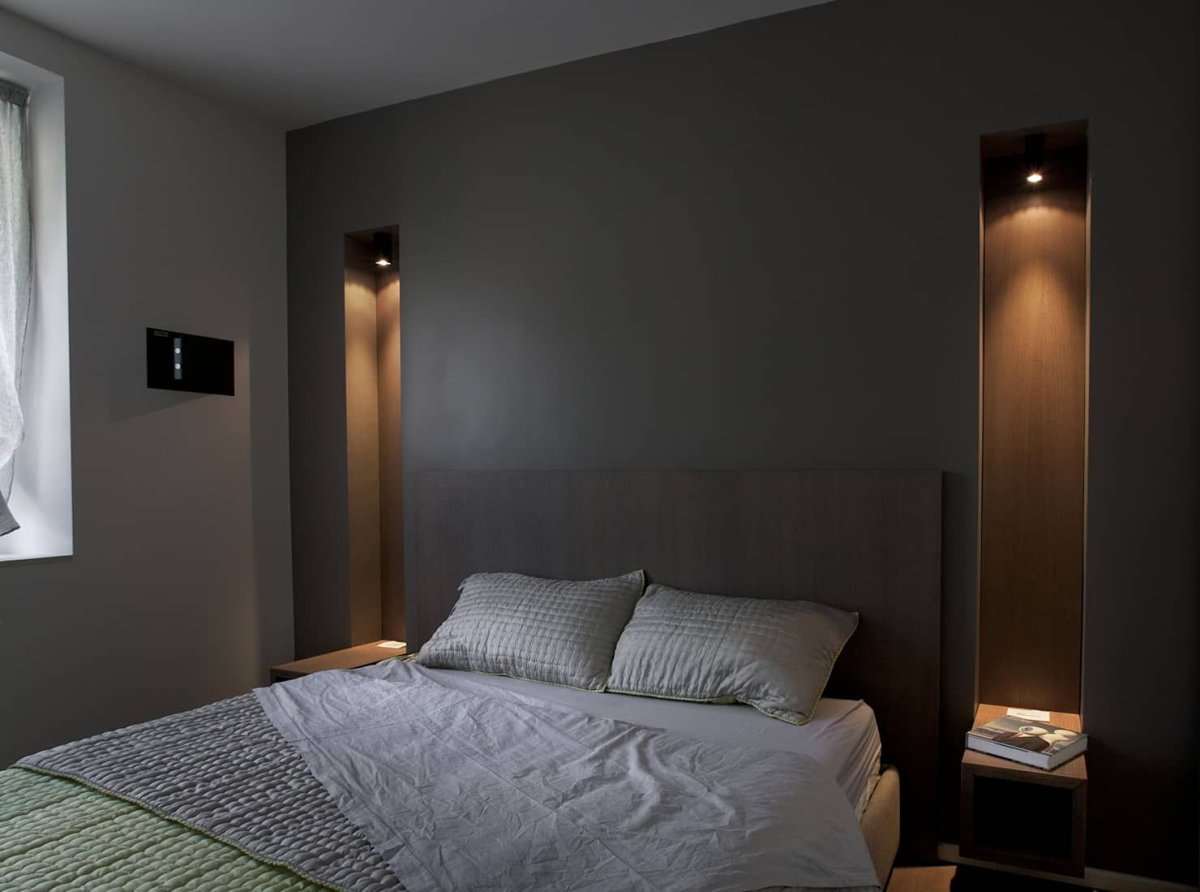 Светильник на изголовье кровати