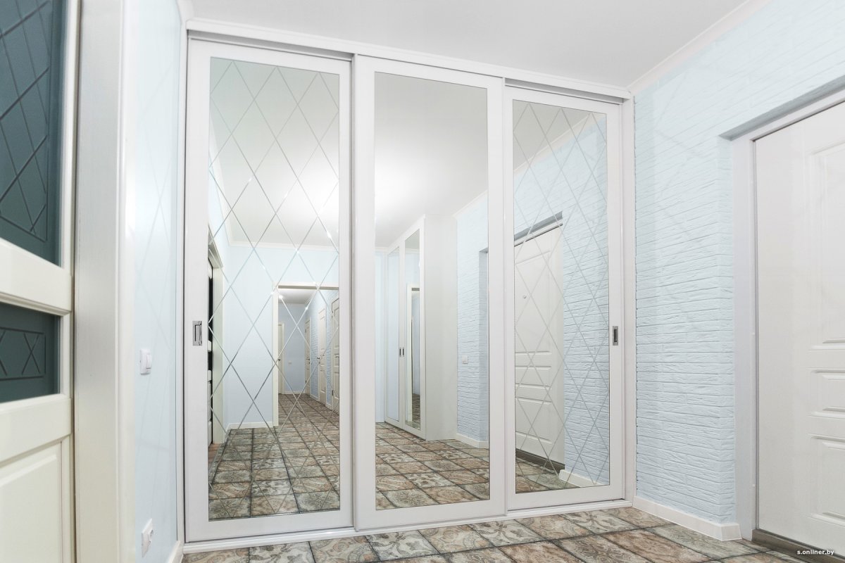 Белый встроенный шкаф купе с зеркалом