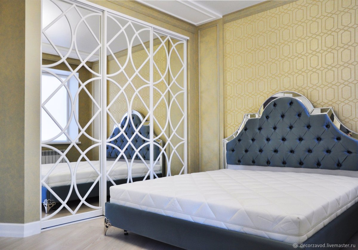 Шкаф с зеркальными ромбами