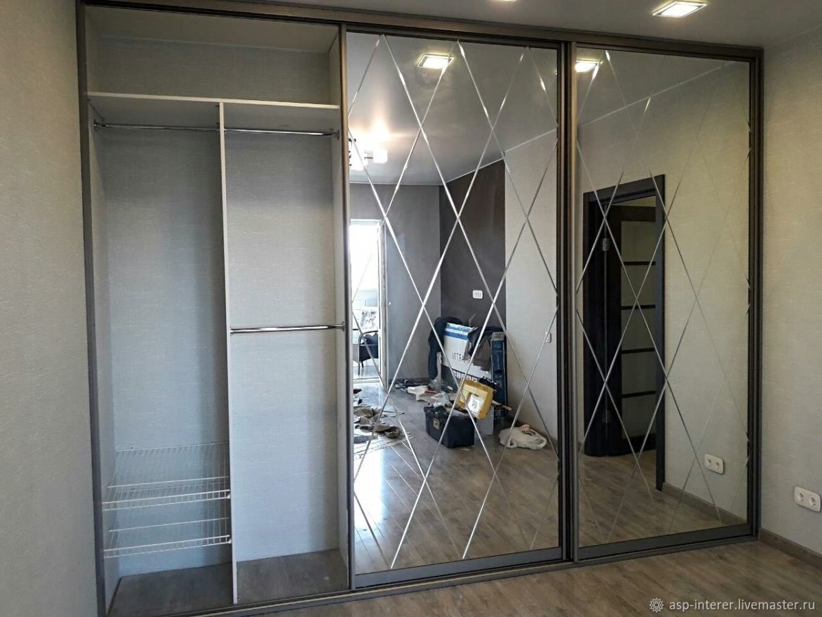 Шкаф-купе с зеркалом с гравировкой