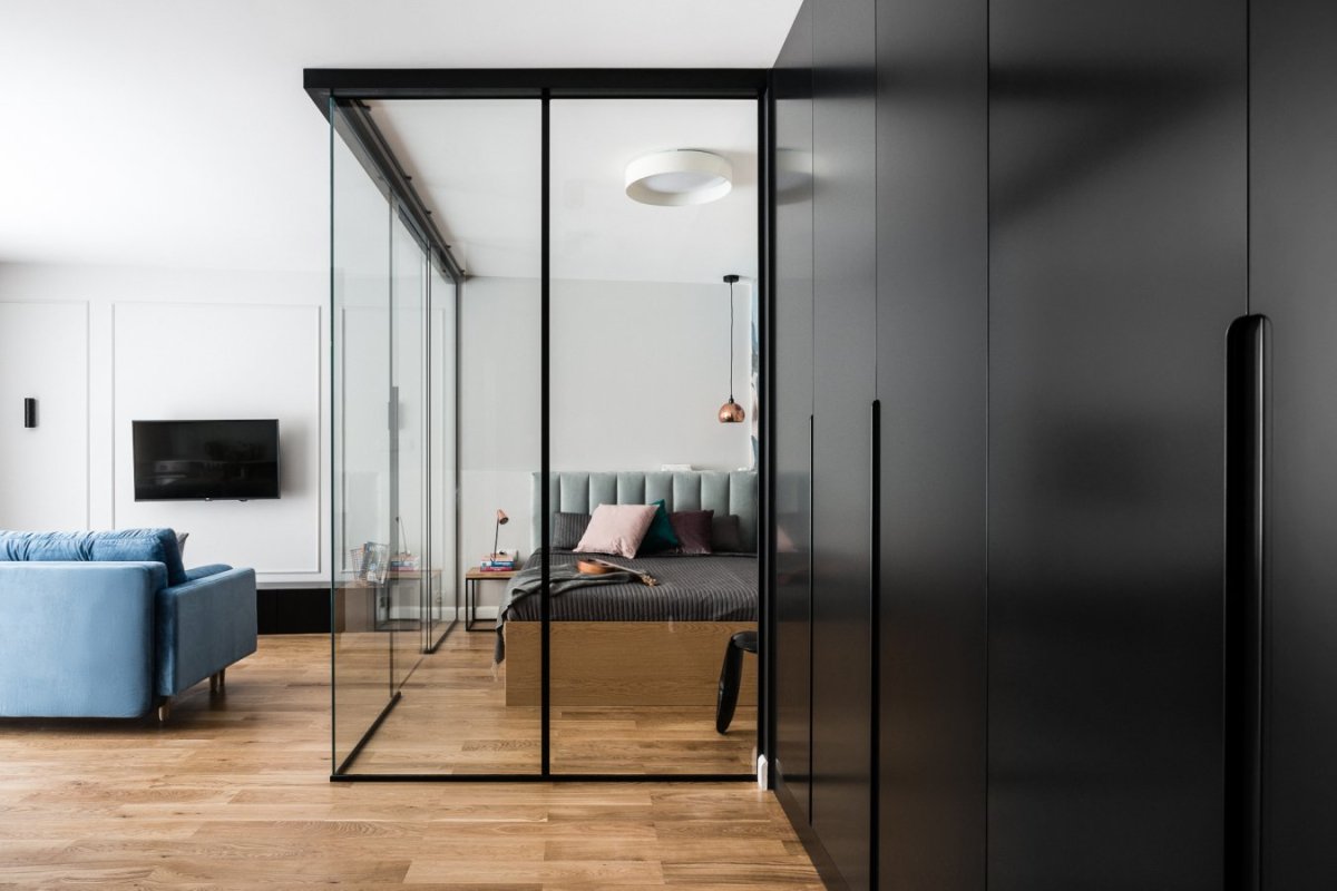 Рабочее место за стеклянной перегородкой в спальне