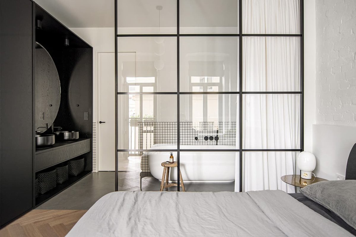 Спальная со стеклянной перегородкой